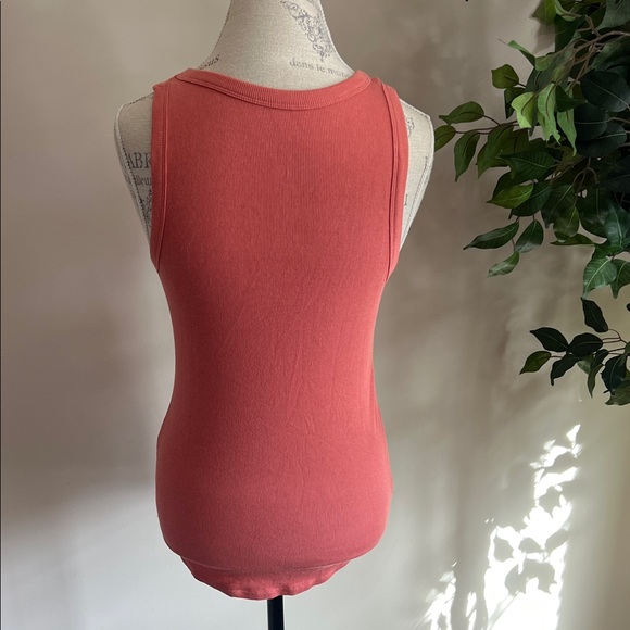 Perfect Basic Ribbed Coral Tank Top - Picture 2 of 4